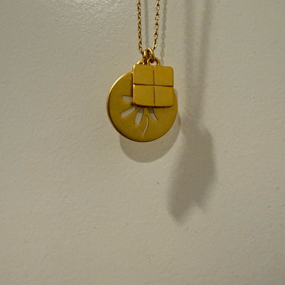 Madewell Gold Daisy Pendant Necklace - Picture 5 of 7